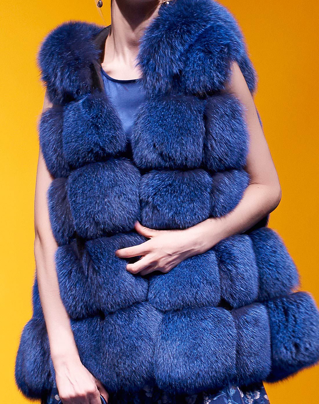 女款蓝色无袖狐狸毛皮草