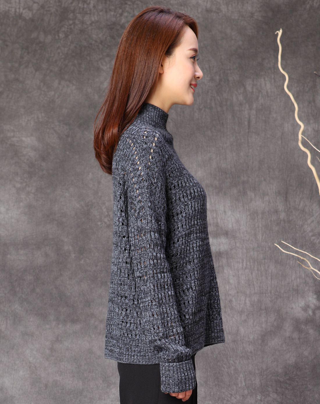 女款黑中花灰半高领蝙蝠袖镂空针织衫