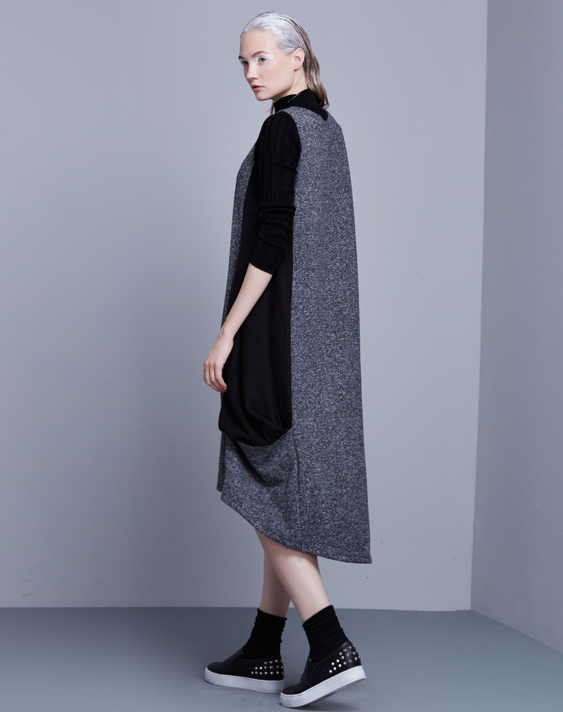 黑灰色侧腰拼接气质坎袖连衣裙