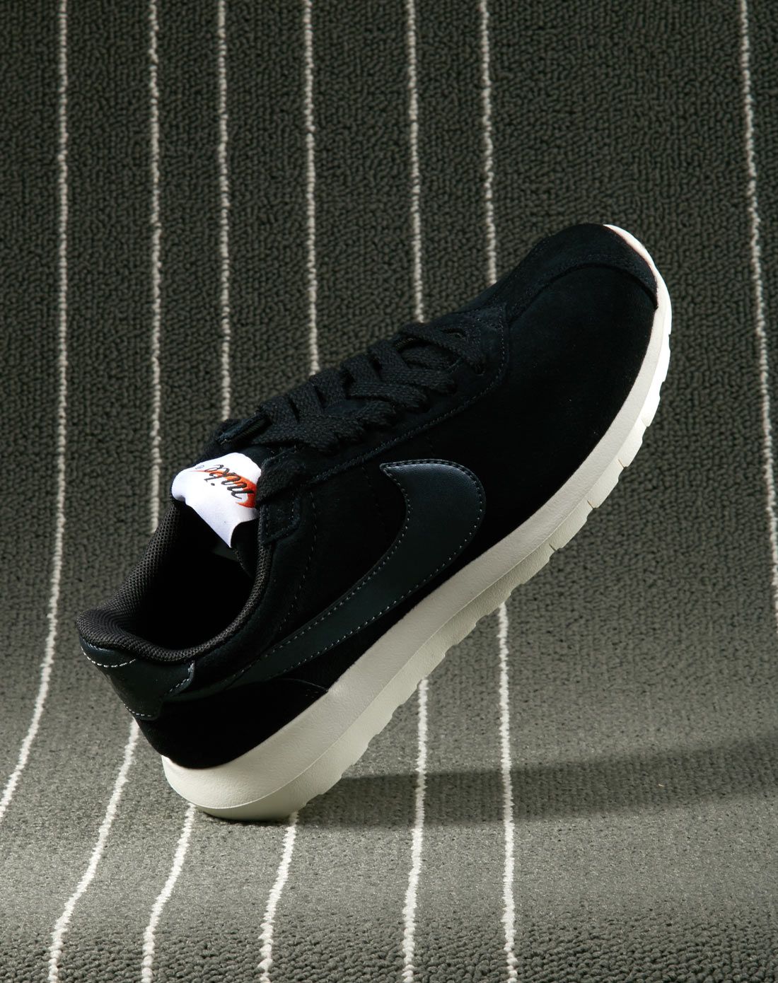 roshe 女款黑色运动鞋