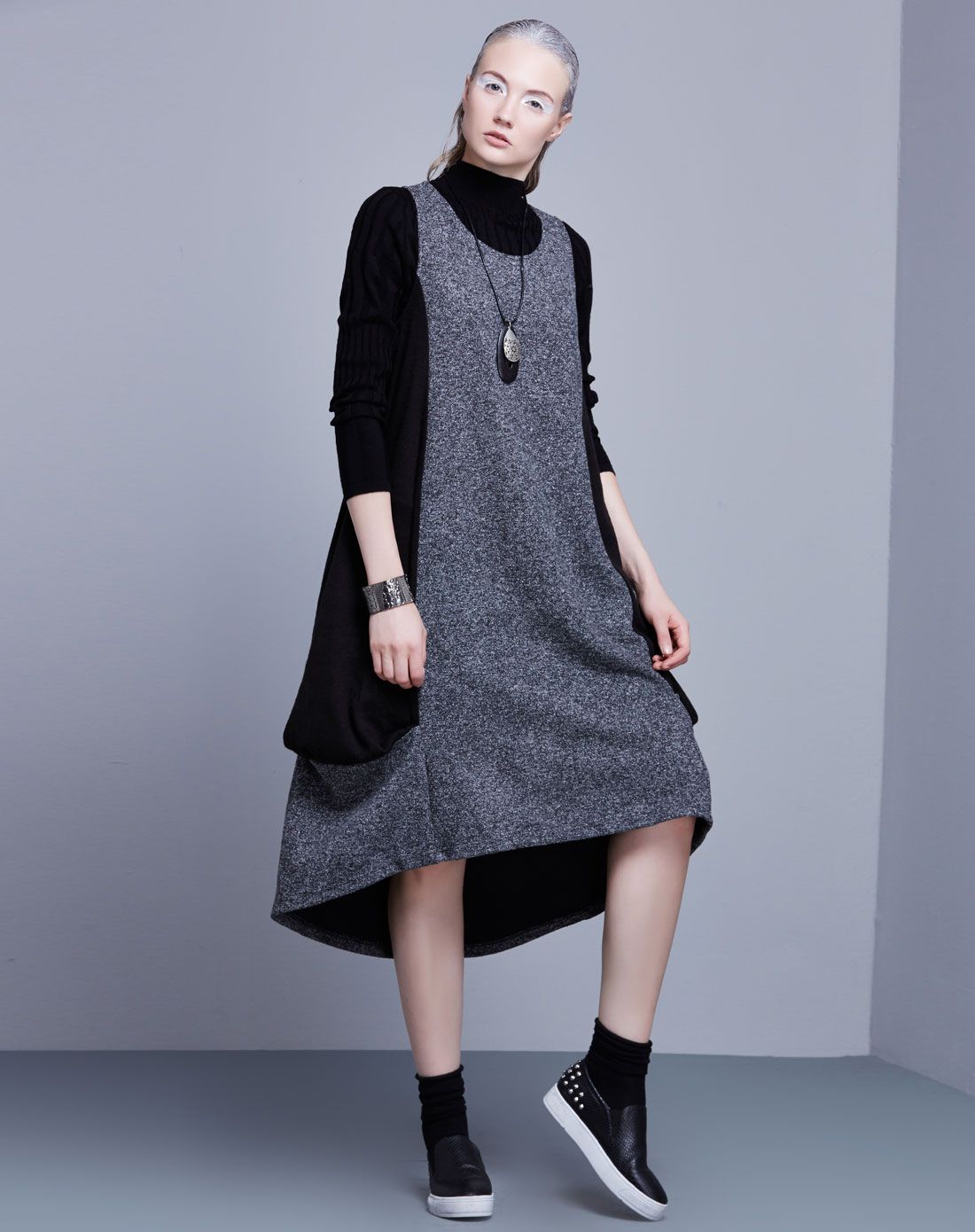 黑灰色侧腰拼接气质坎袖连衣裙