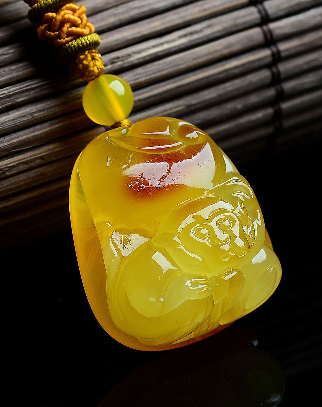 天然琥珀蜜蜡精致金猴献瑞吊坠/琥珀挂件/琥珀吊坠