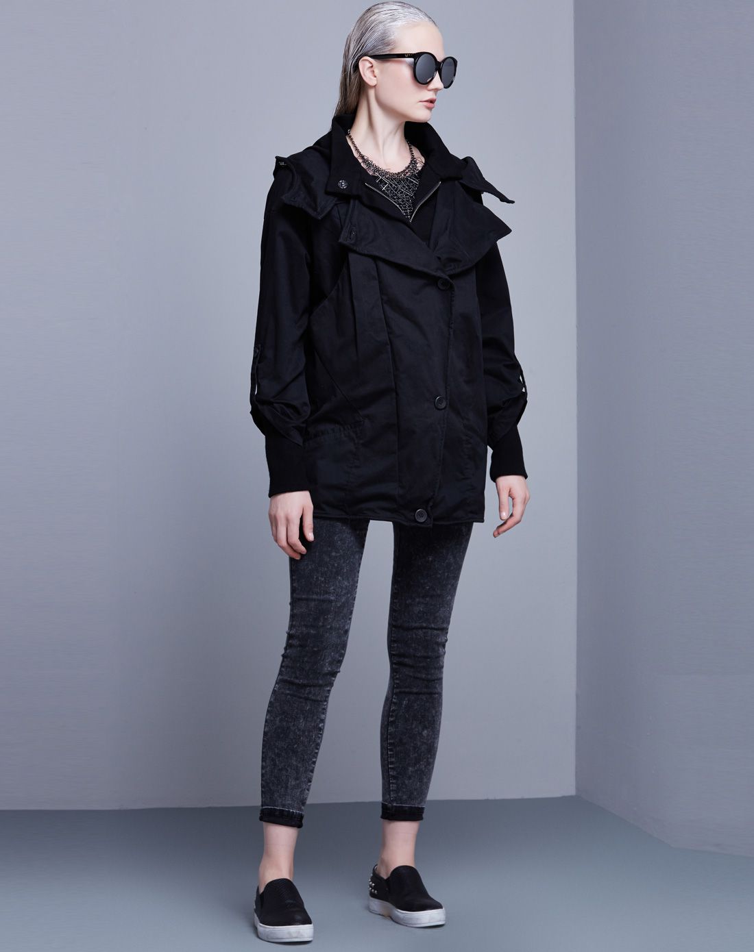 黑色设计感侧兜带帽休闲风衣