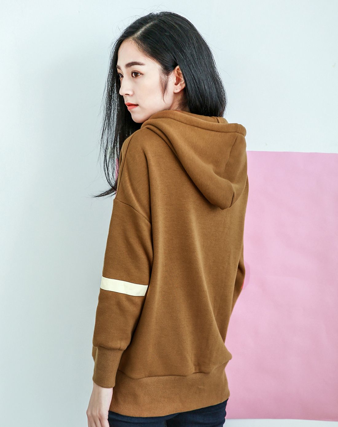驼色长袖卫衣