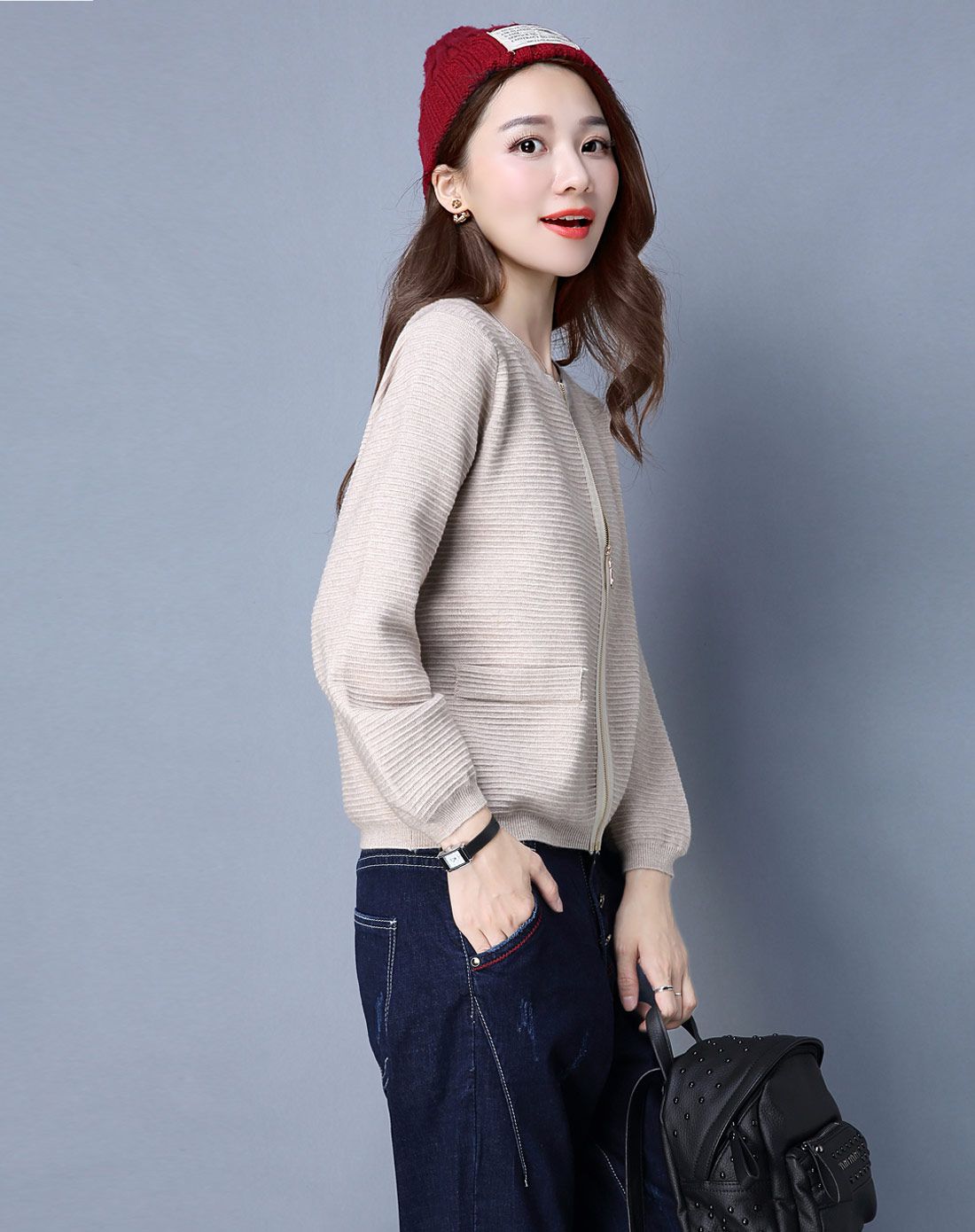 女米色纯色短款休闲针织衫