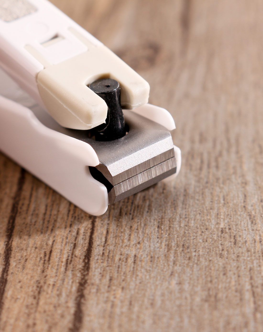 日本贝印防溅全钢指甲刀白色