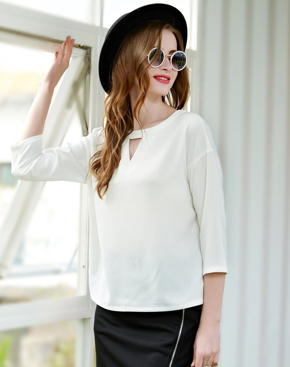 气质型圆领v型剪裁镂空小性感八分袖小衫