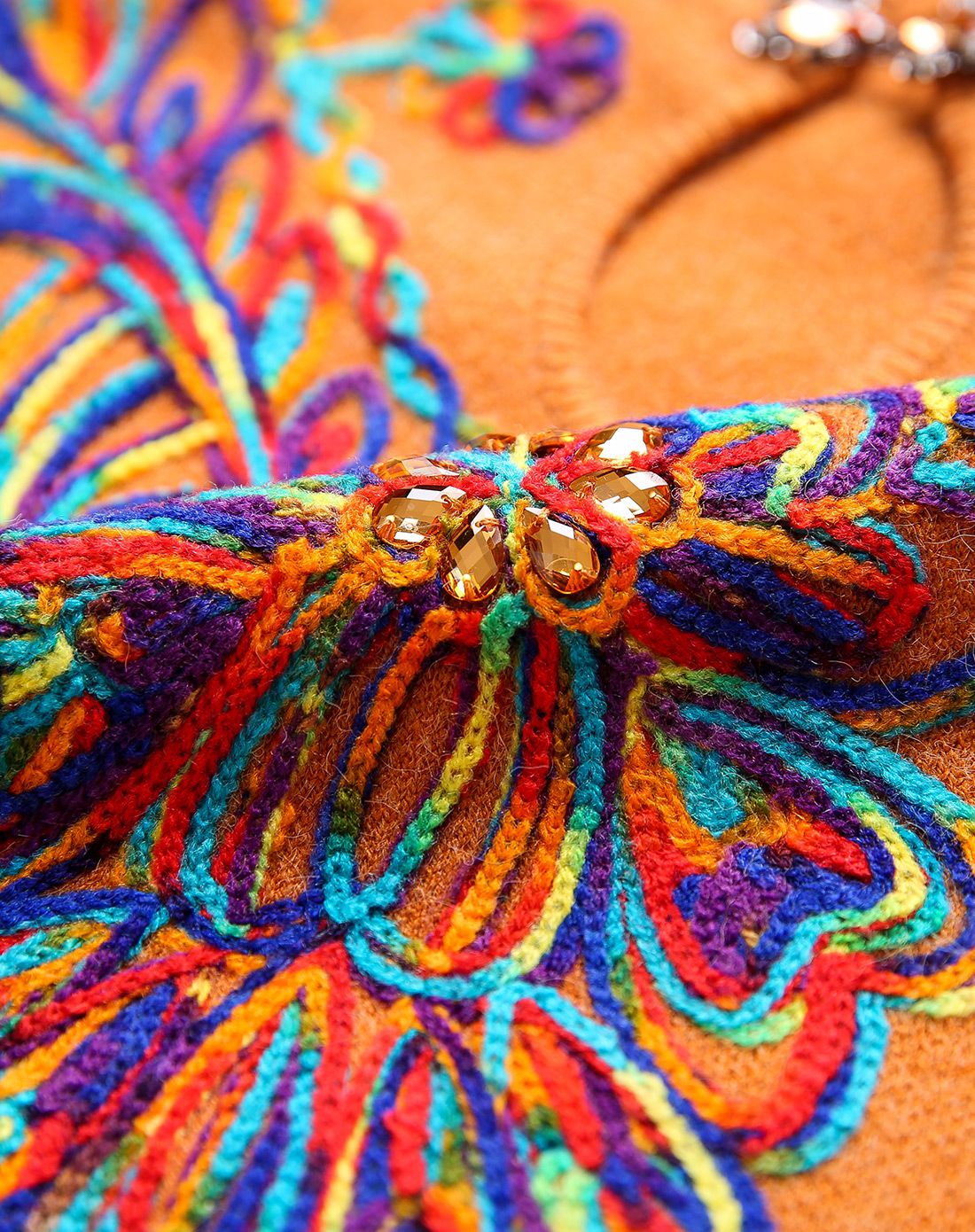 福玛玛别致领口绣花毛衣