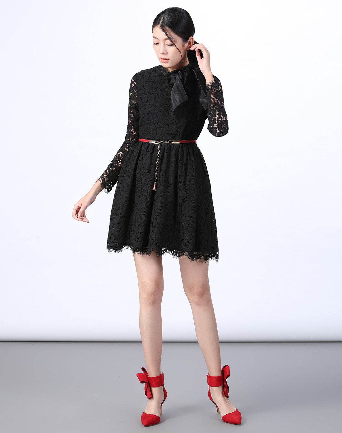 黑色蝴蝶结装饰x型收腰连衣裙