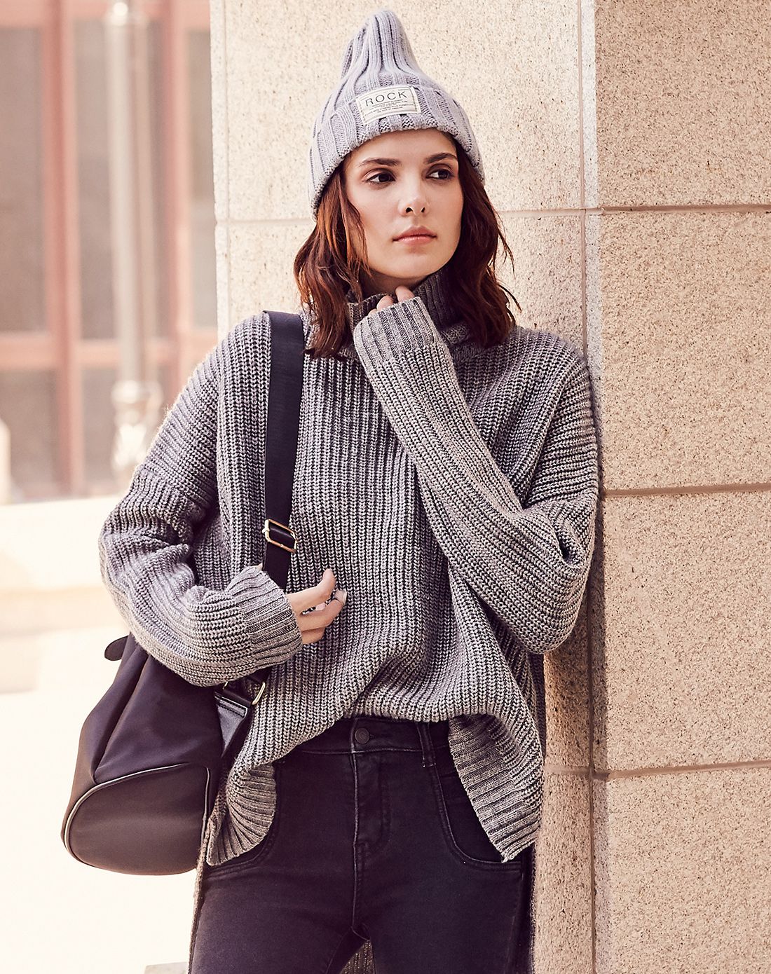 土黄色落肩高领毛衣