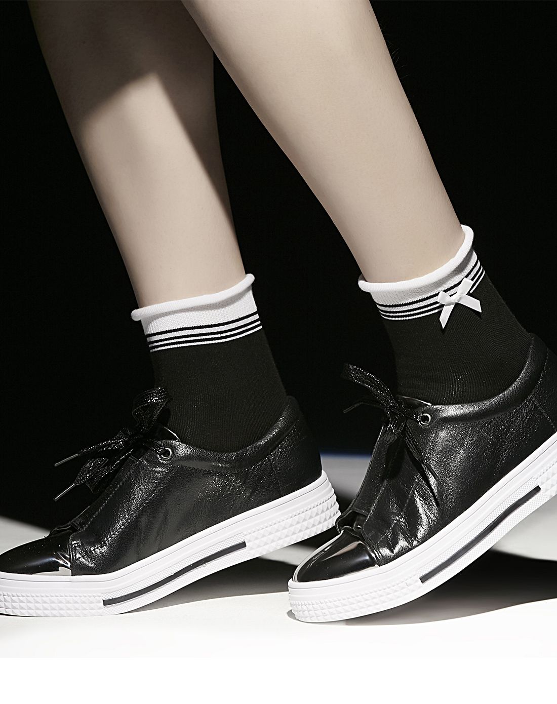 4双装女士漂白黑白莱卡时尚袜