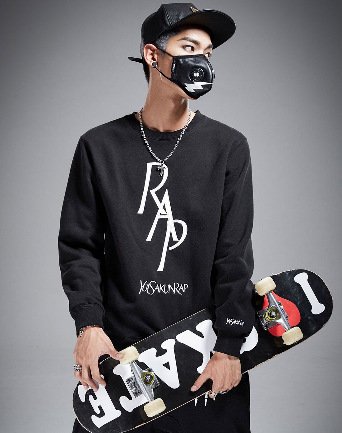 韩国潮牌sakun男女服饰专场韩国潮牌 男款黑色套头卫衣 字母潮搭skd