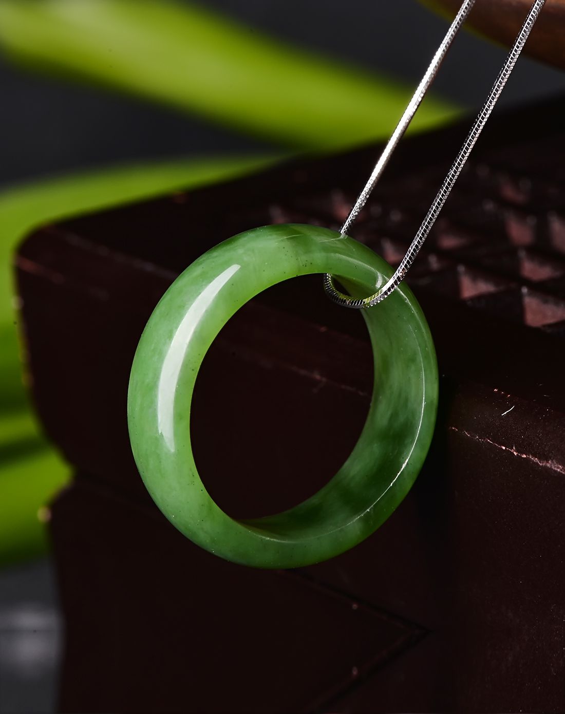 伊戴娇 中性和田碧玉指环吊坠