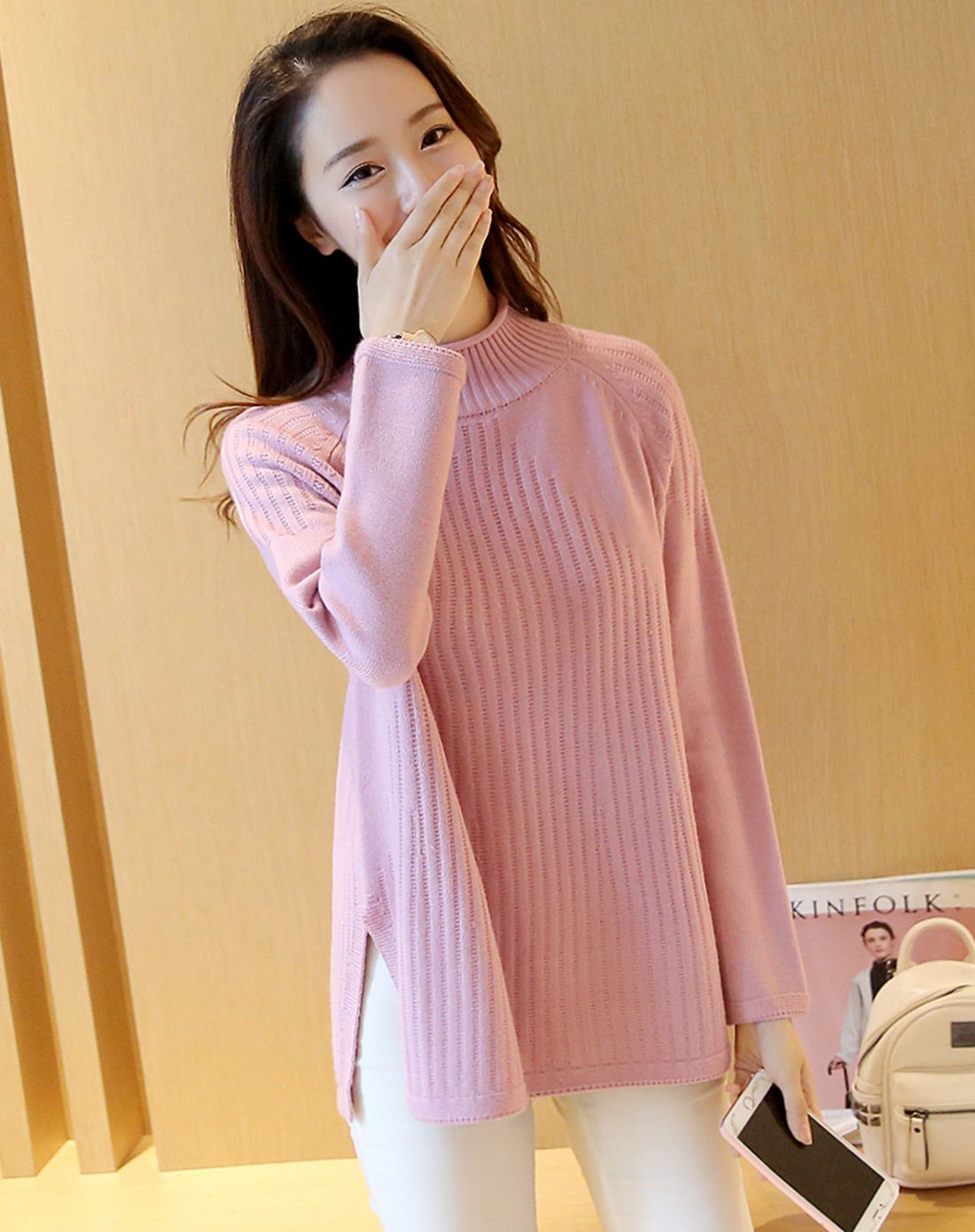 女黑色双侧微开叉高领卷边领宽松毛衣