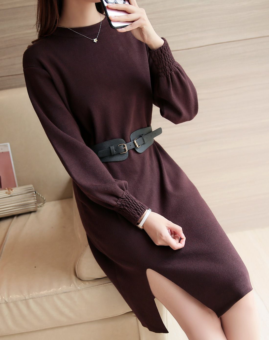 女咖啡色中长款简约圆领开叉针织裙