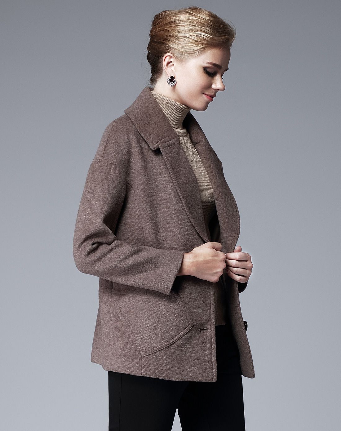 浅咖色大气翻领大衣