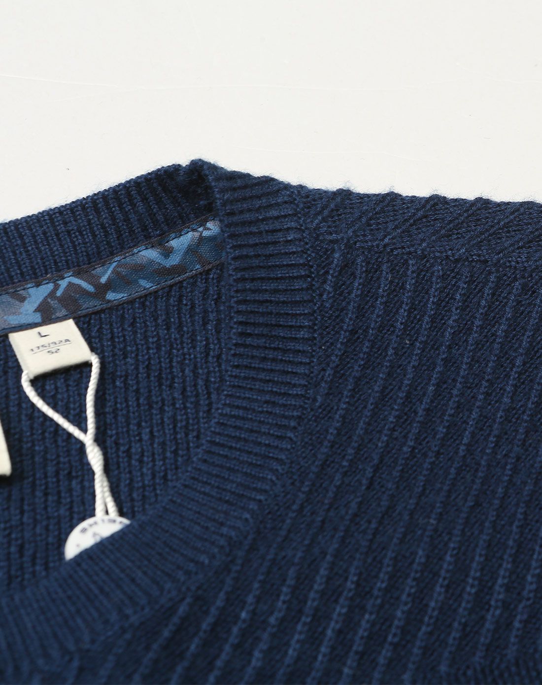 灰蓝色圆领套头针织毛衣