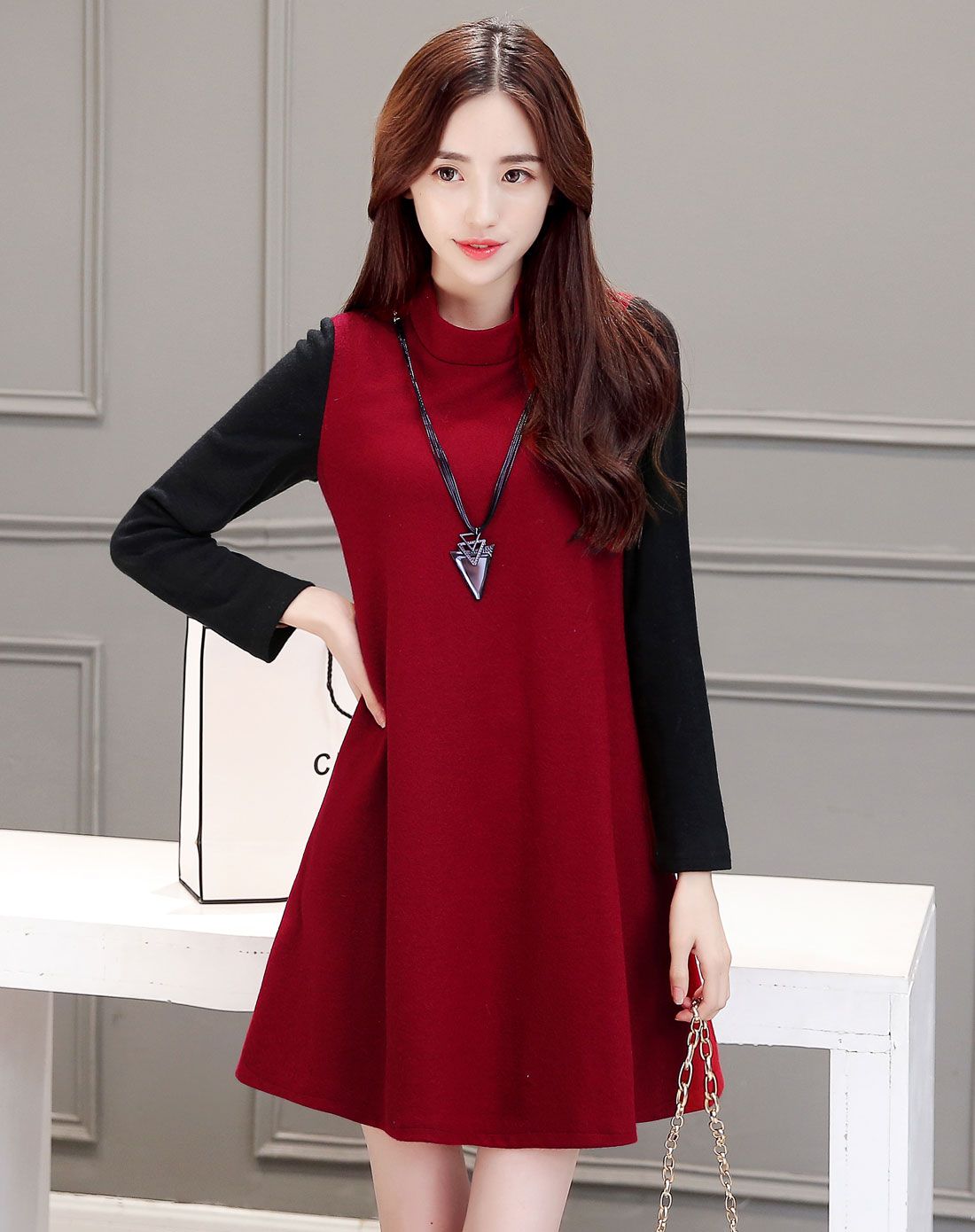 女枣红色立领拼接撞色连衣裙(配项链)
