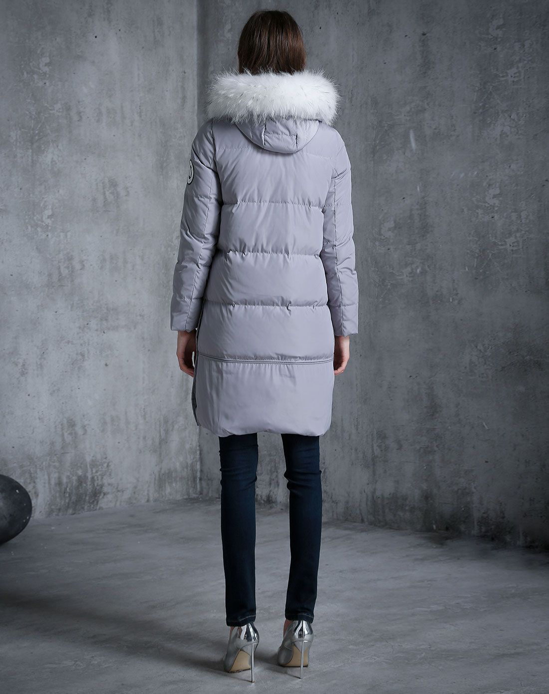 灰白色简约连帽羽绒服