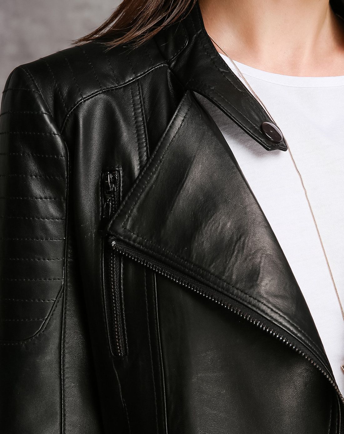 活力黑色简约修身机车风皮衣