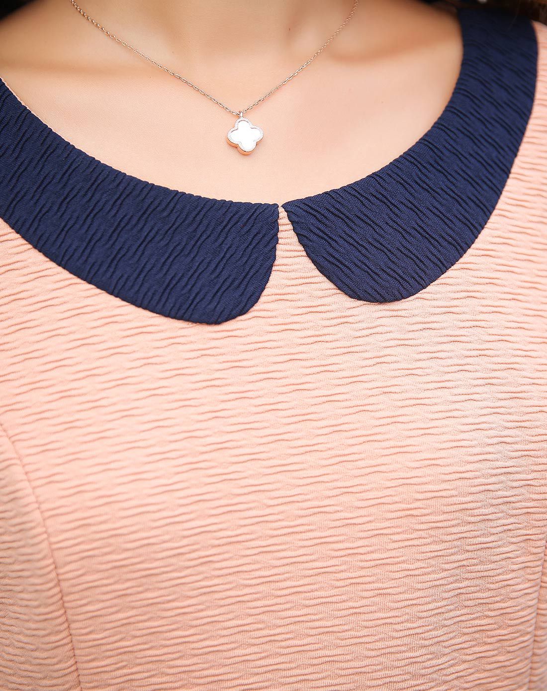 收腰a摆圆领修身连衣裙烟熏粉