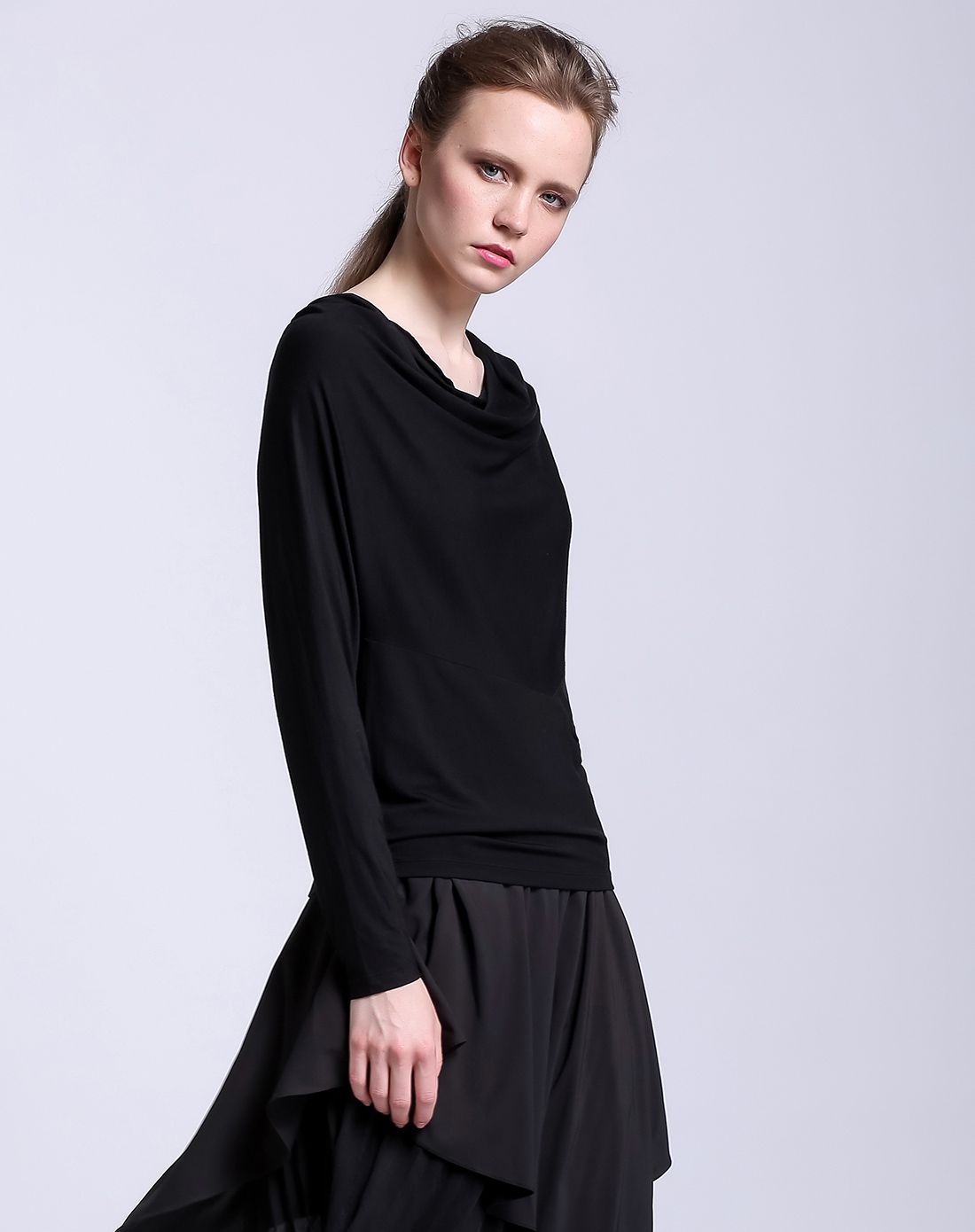 黑色罗马领气质上衣