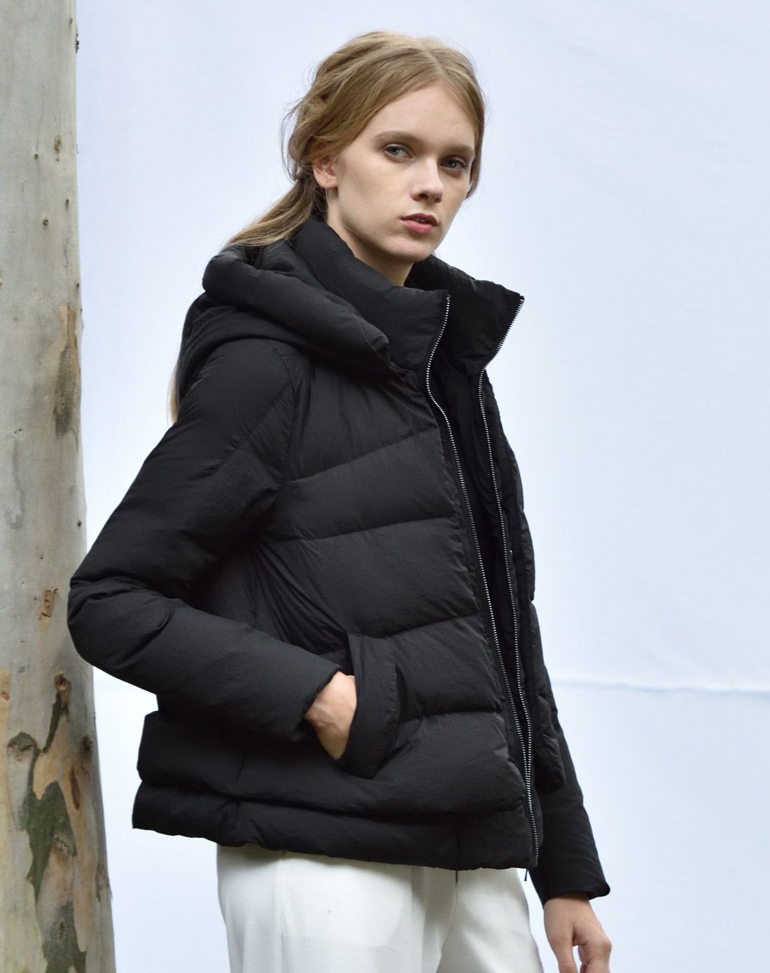 石墨黑连帽白鸭绒短款羽绒服