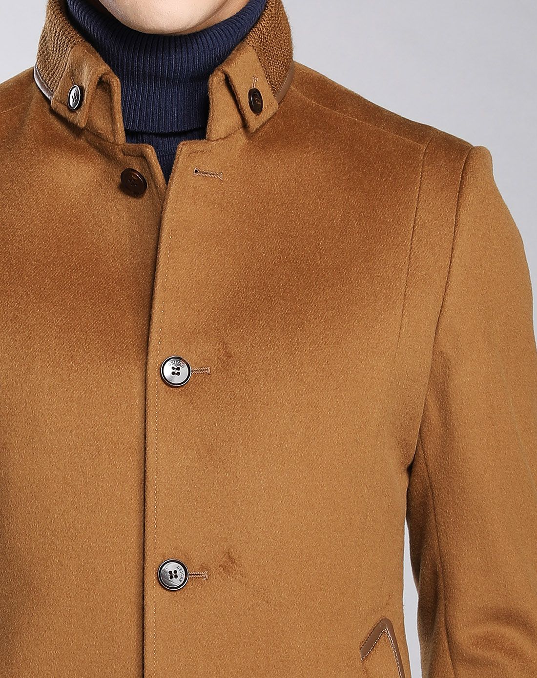 羊毛面料拼针织纽扣领纽扣款男士大衣