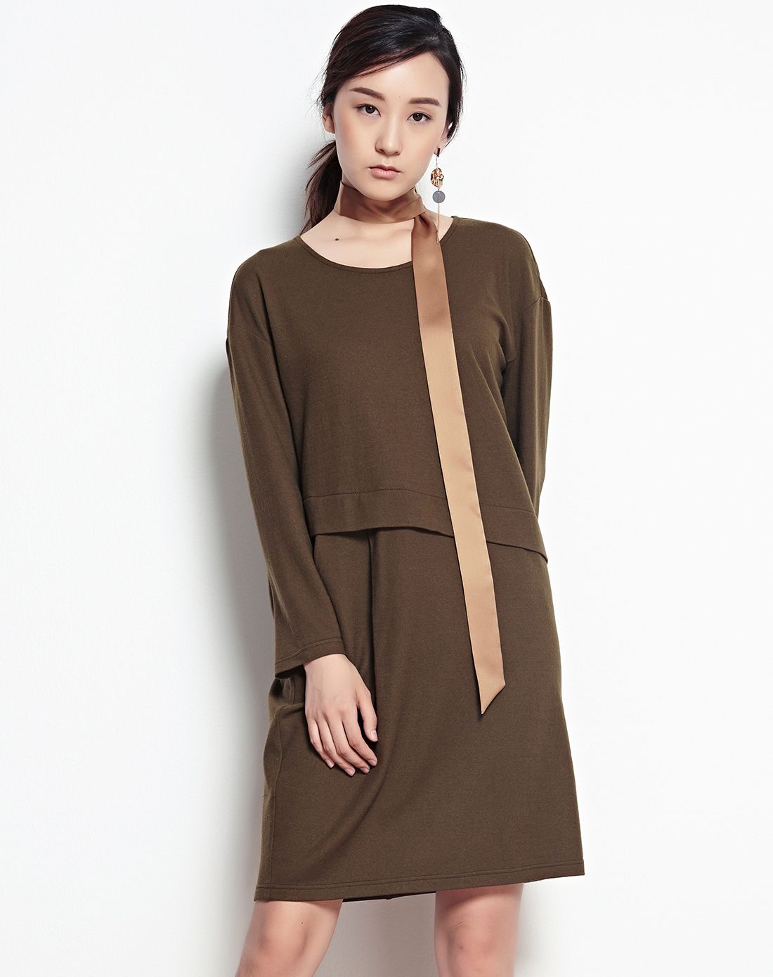 咖绿色茧型长袖连衣裙