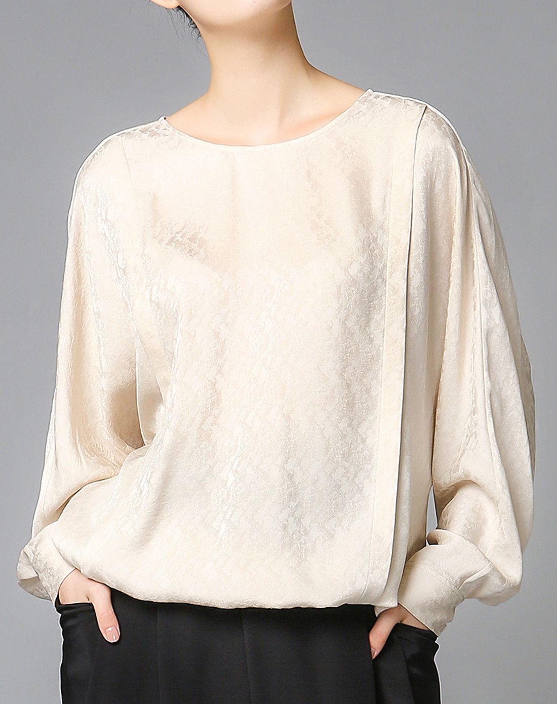 米黄圆领长袖暗纹提花真丝蝙蝠衫