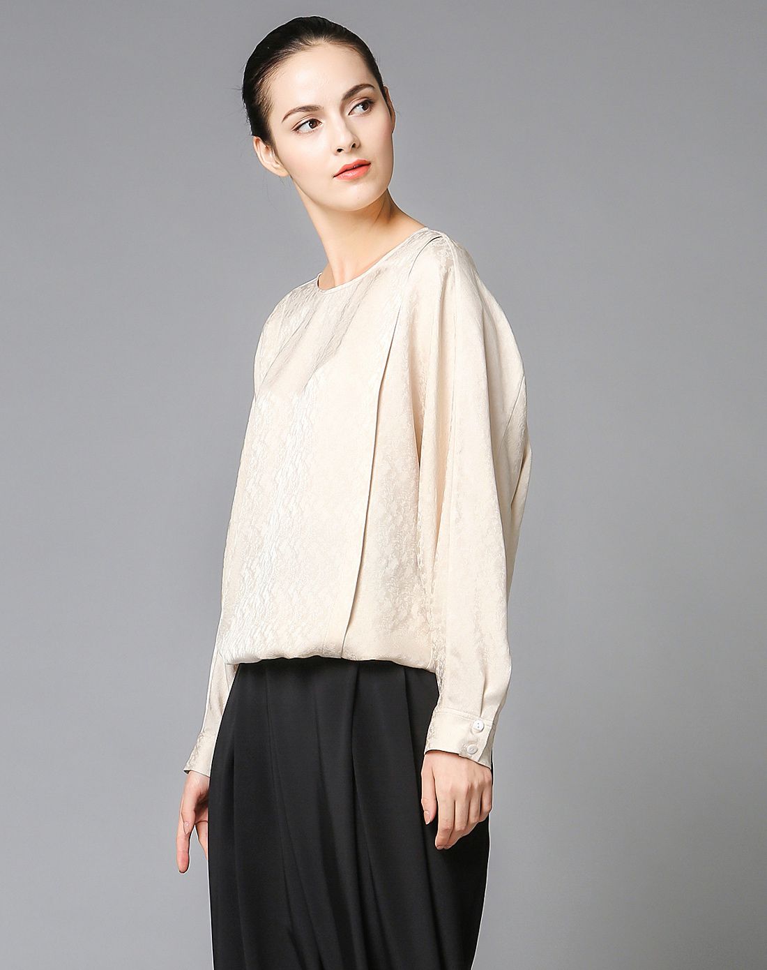 米黄圆领长袖暗纹提花真丝蝙蝠衫