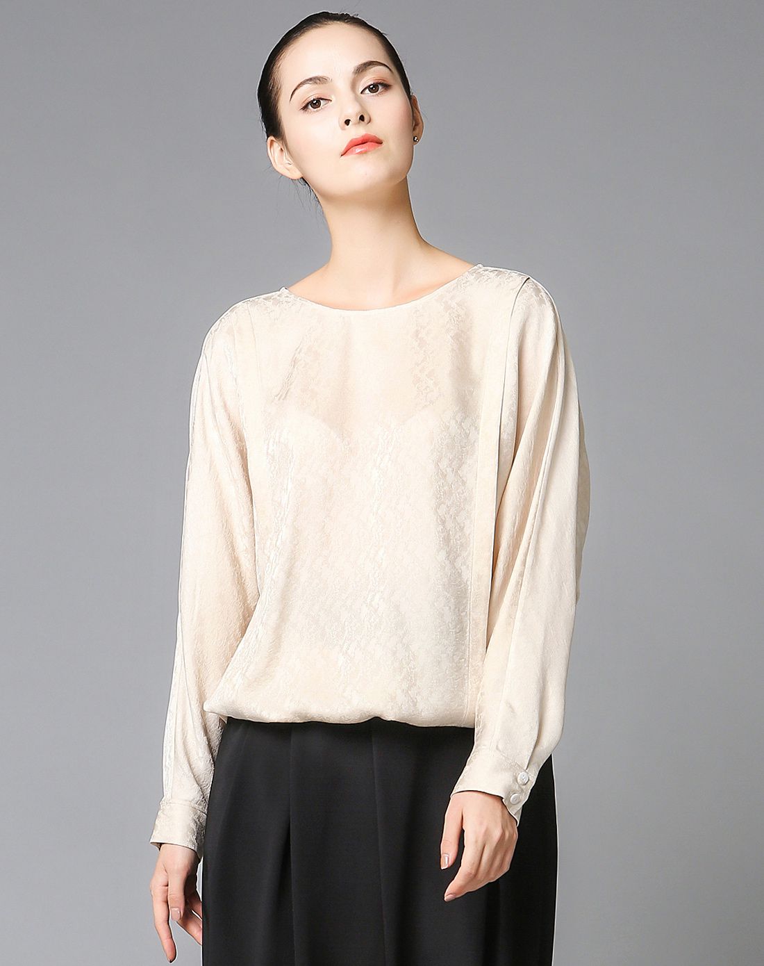 米黄圆领长袖暗纹提花真丝蝙蝠衫