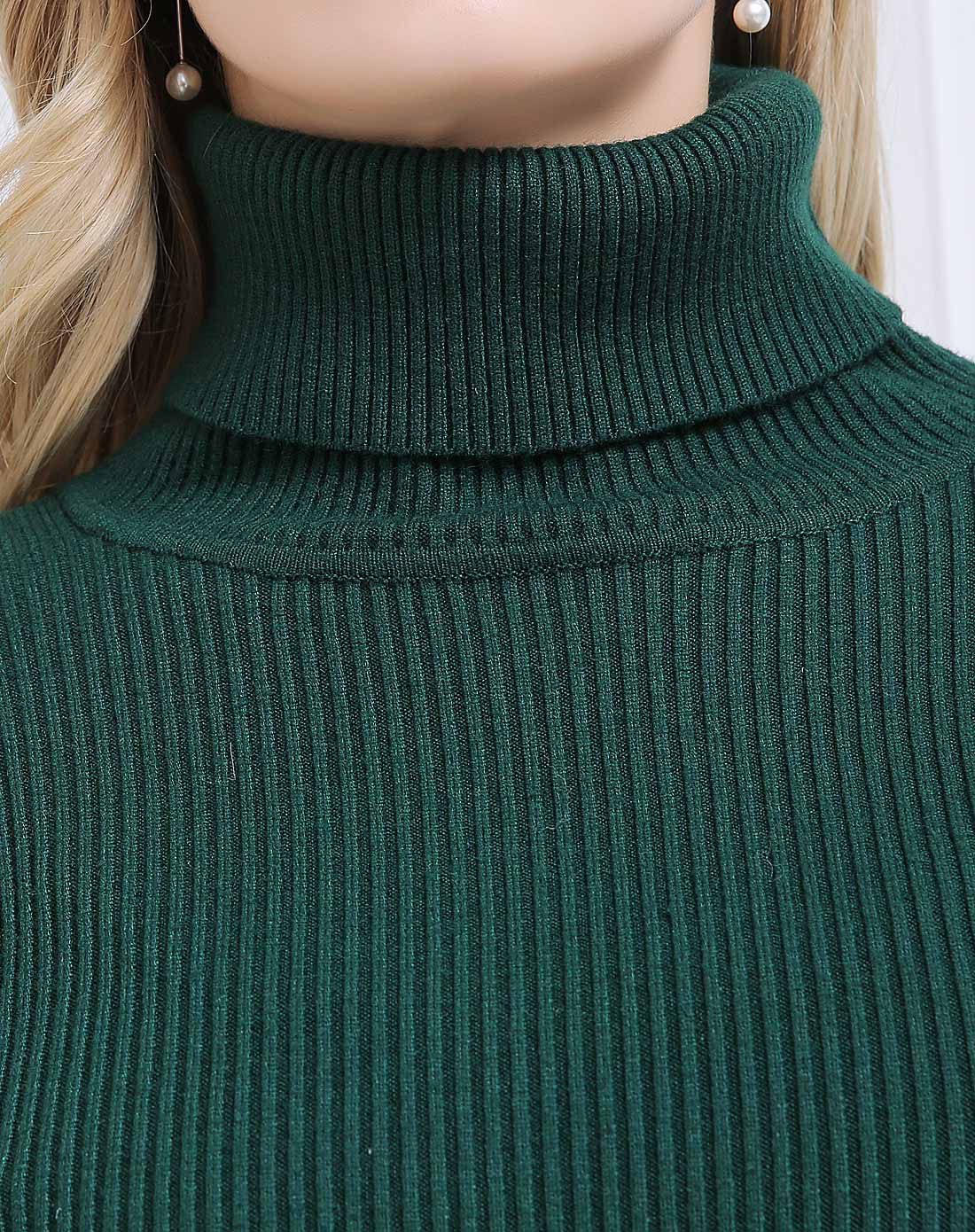 墨绿色高领合体毛衣
