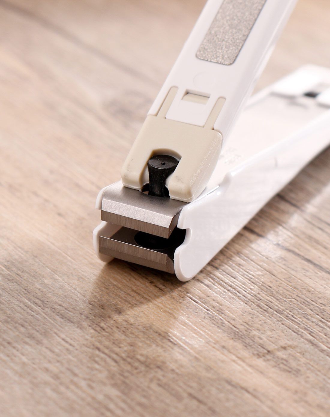 日本贝印防溅全钢指甲刀白色