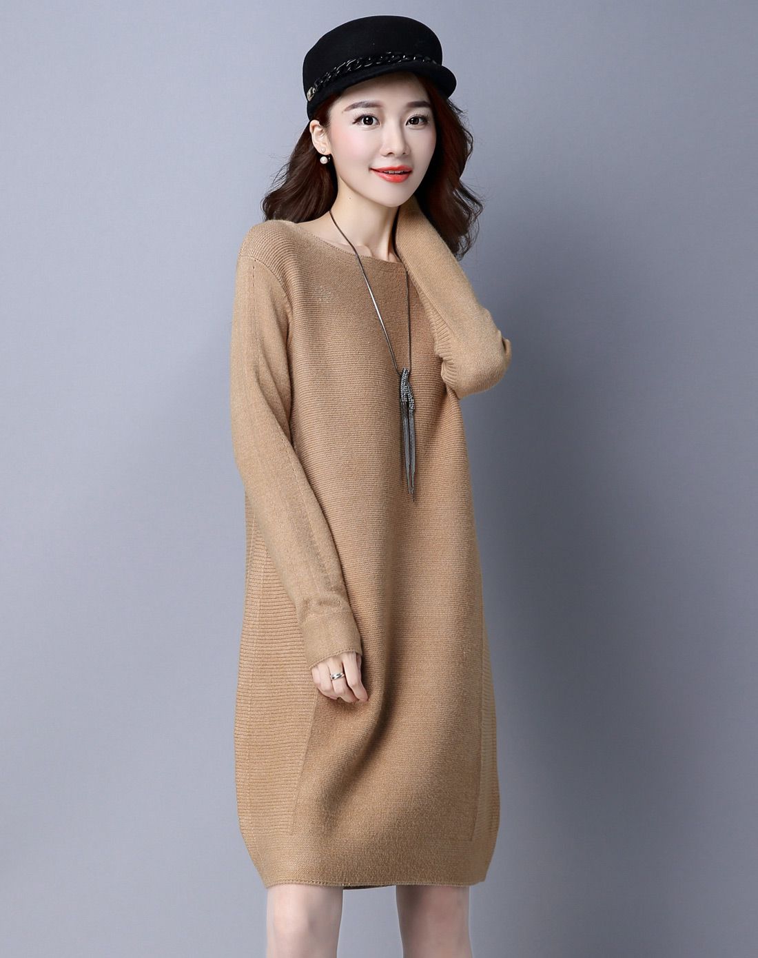 女浅卡其色宽松中长款毛衣