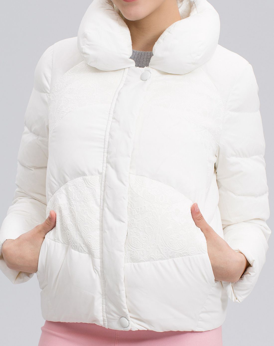 白色时尚欧美羽绒服