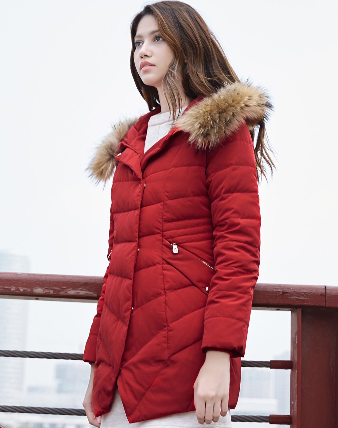 女款枫叶红色连帽大毛领中长款羽绒服