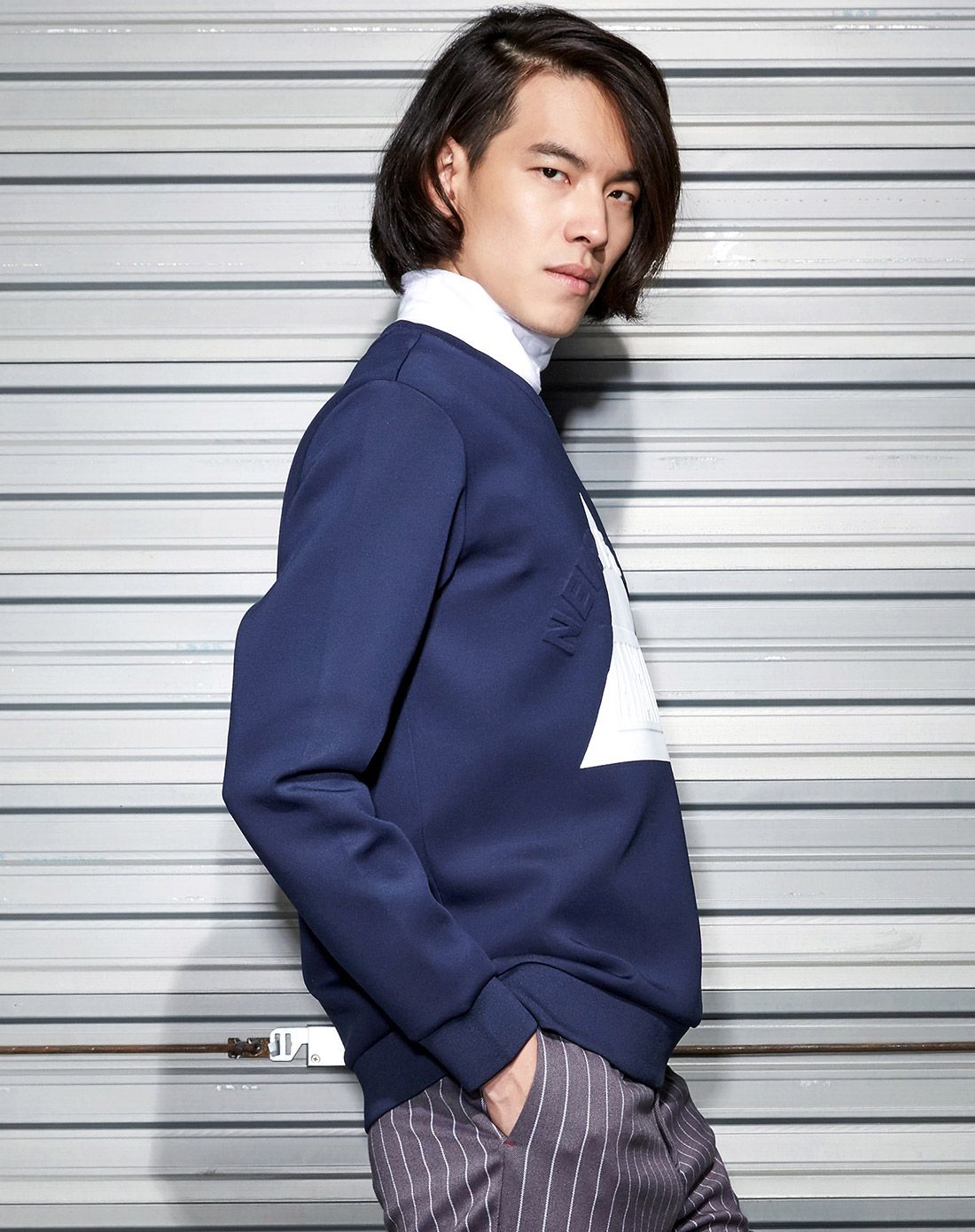 男极简拼接针织套头衫鸢尾蓝黑