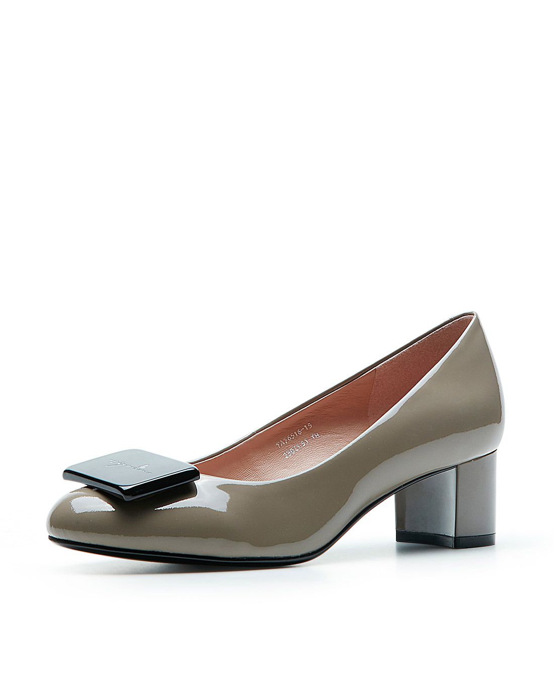 蹀愫牛漆皮方扣中跟单鞋