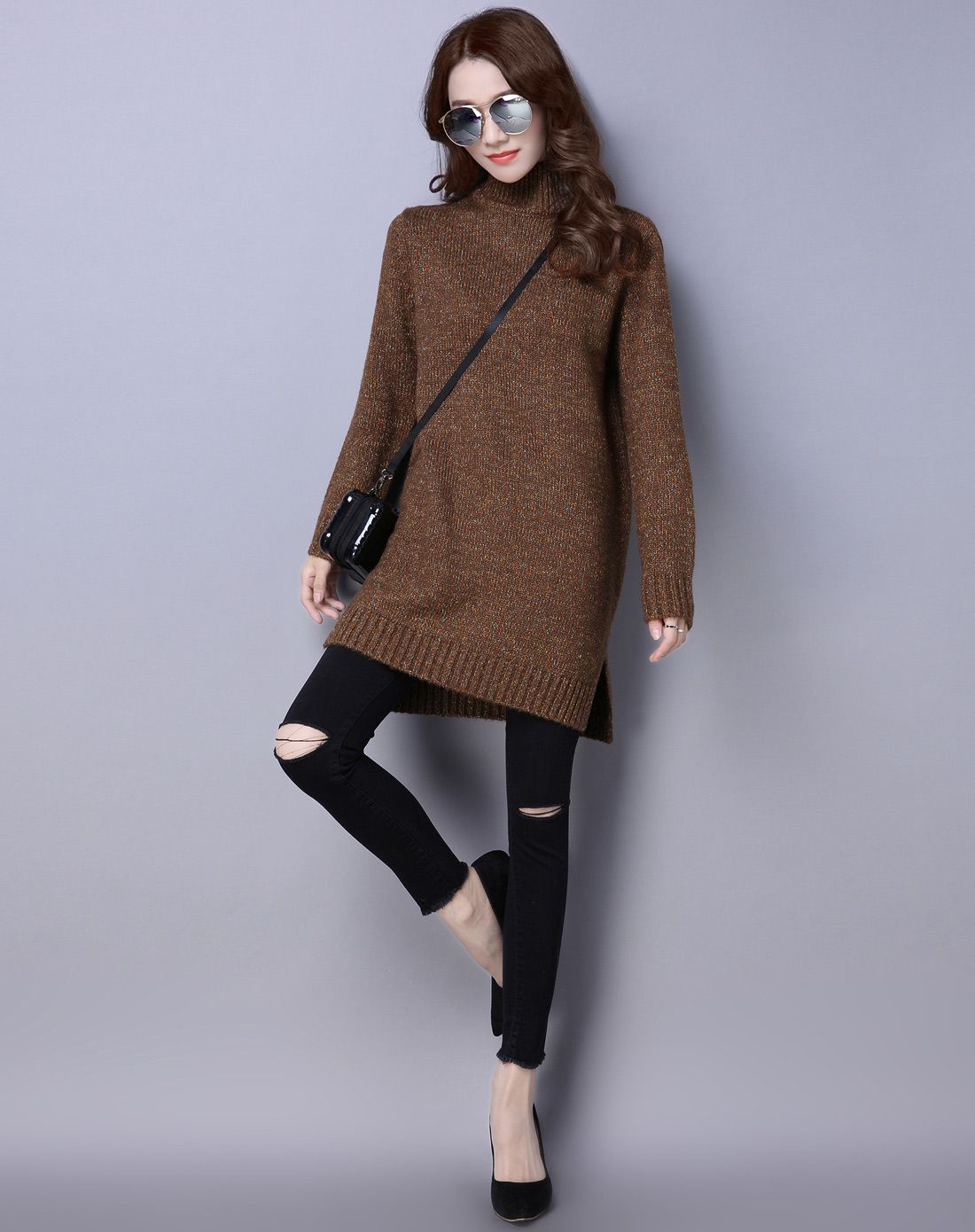 女深咖色高领中长款毛衣