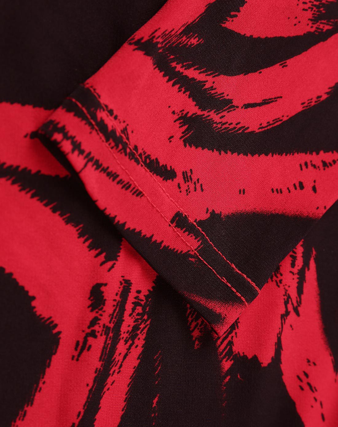 红黑涂鸦纹路蝙蝠袖修身包臀性感连衣裙