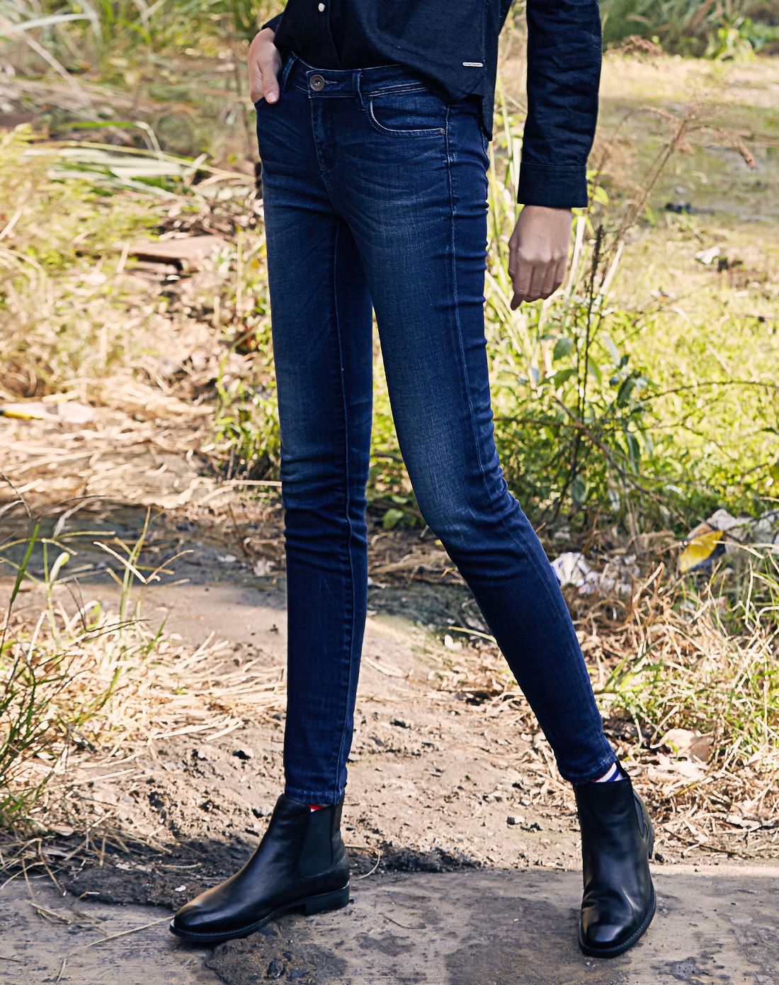 深靛蓝色休闲牛仔裤