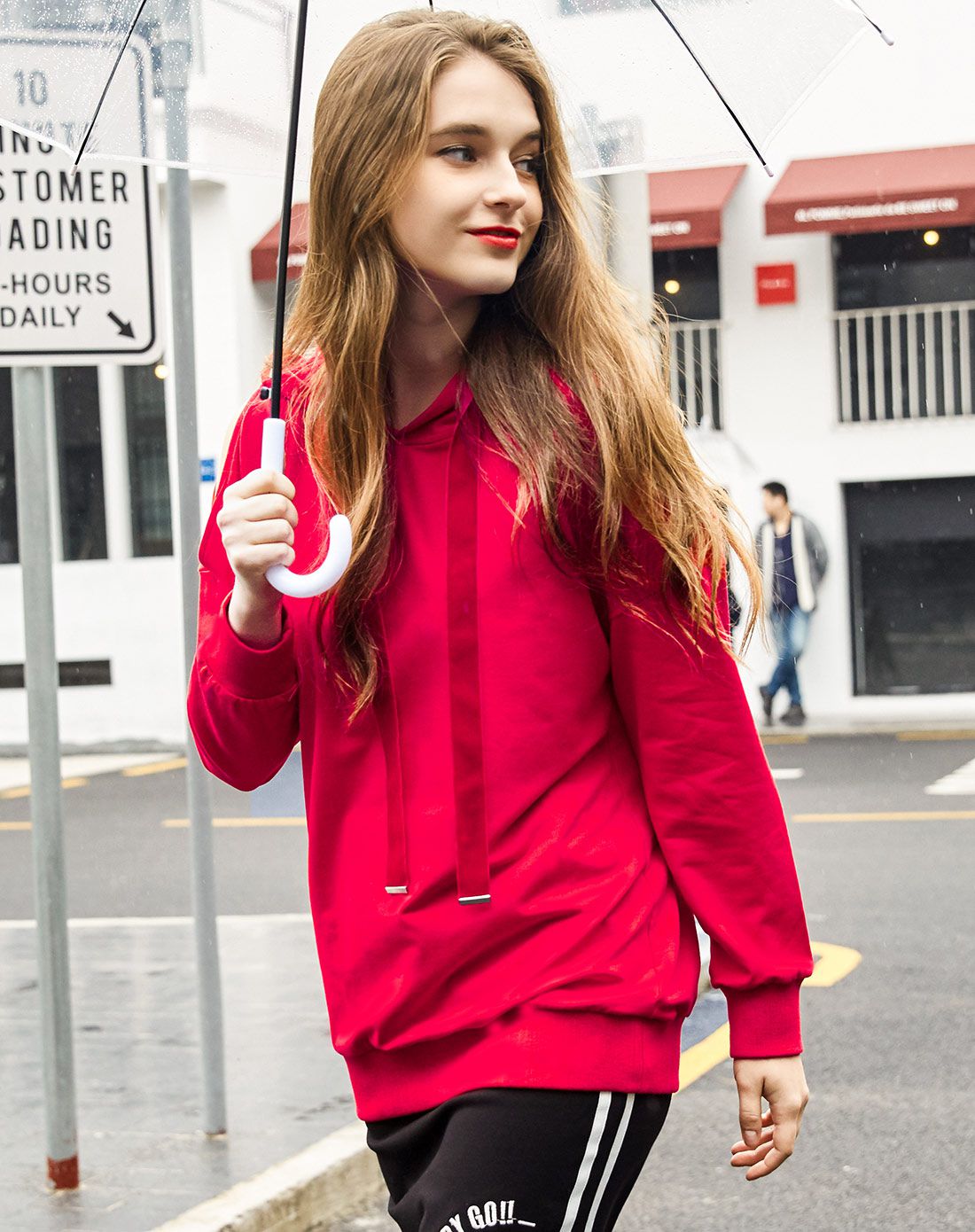 大红色连帽长袖t恤