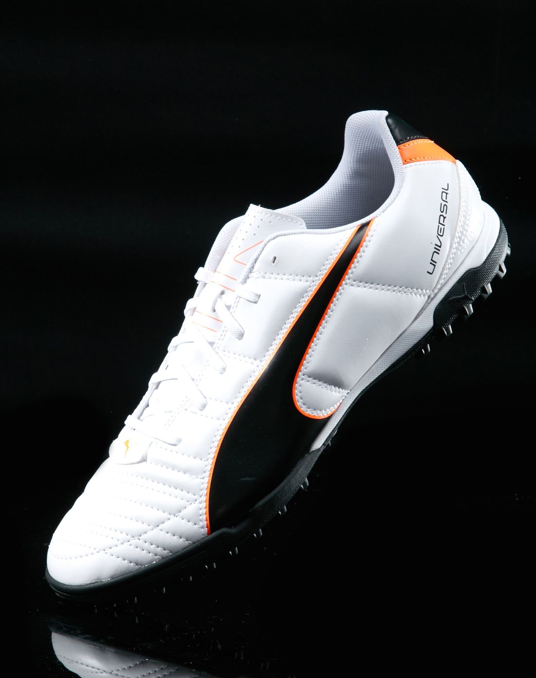 男款白色足球鞋 足球系列