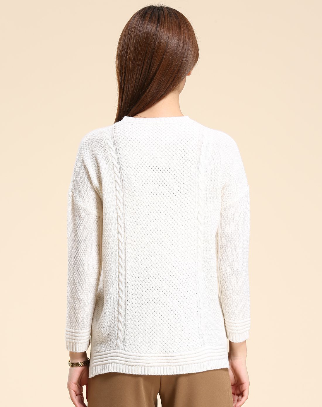 女士前短后长羊毛衫雪白色