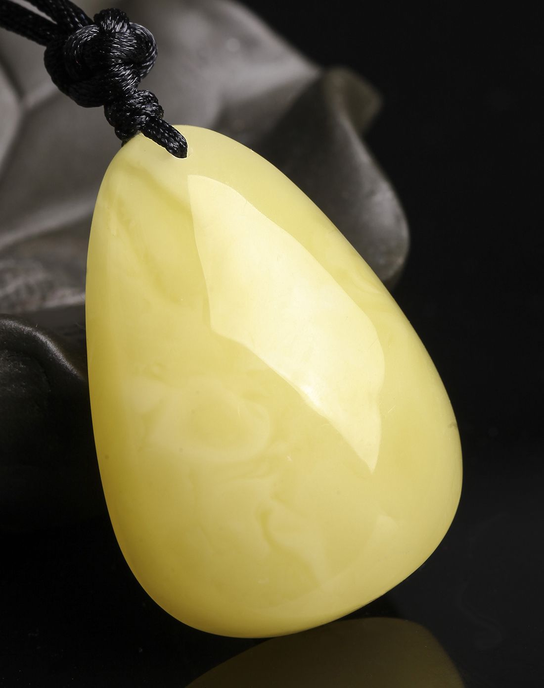 温莎 柠檬黄随形蜜蜡吊坠净重8.4g附证书