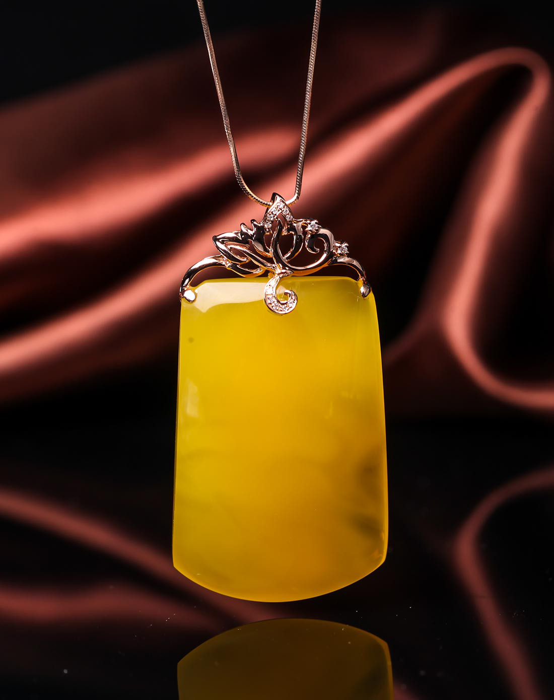 穗南18k金镶钻石 蜜蜡方牌吊坠(含链)