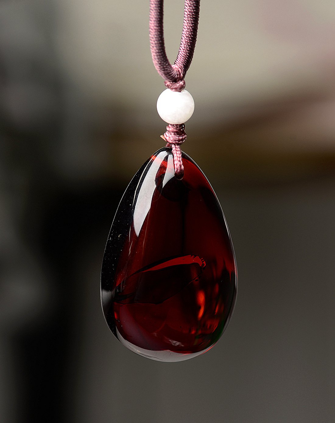 金万年 天然酒红色血珀水滴吊坠红色