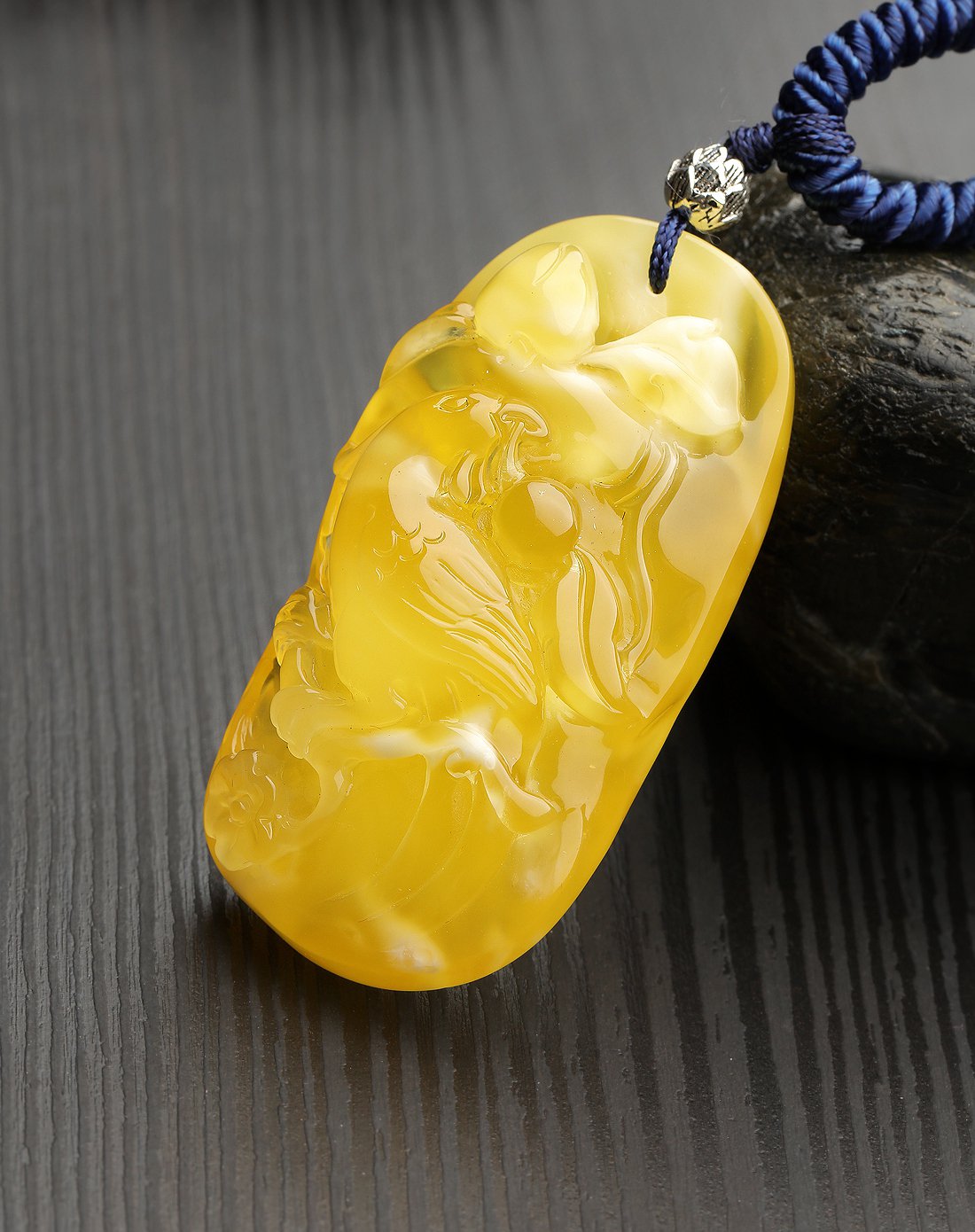 天然琥珀蜜蜡鸡油黄喜上眉梢吊坠/琥珀挂件/琥珀吊坠