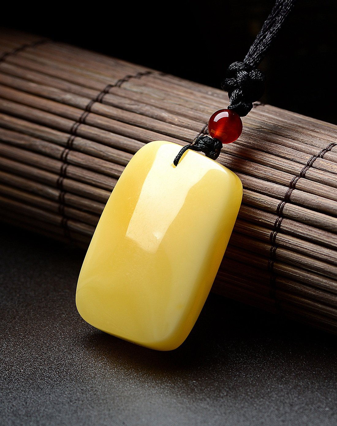 金万年 天然琥珀鸡油黄方形蜜蜡吊坠黄色